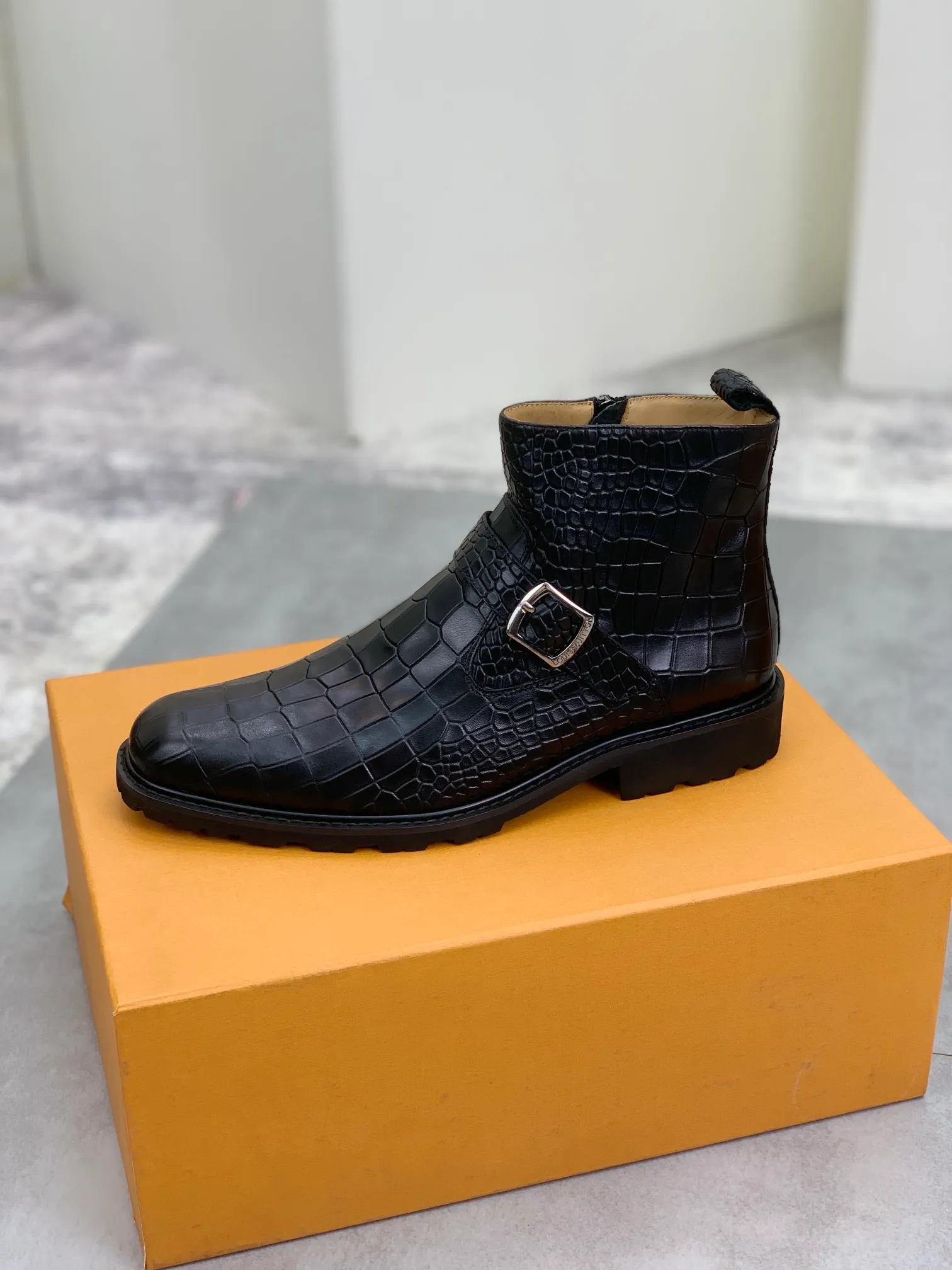 Men's shoes 💰P640 💰【New】🆘Water-dyed cow lining LV Louis Vuitton business high-top leather shoes, made of original imported Italian 🇮🇹 open-edge bead-rubbed open-edge bead cowhide, full cowhide lining, carefully handmade by professional shoemakers, the original version is specially designed for wear-resistant outsole. Standard code: 38-45 3⃣️color🉑️select